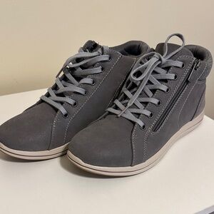 Clarks women’s Gray High-Top Sneakers